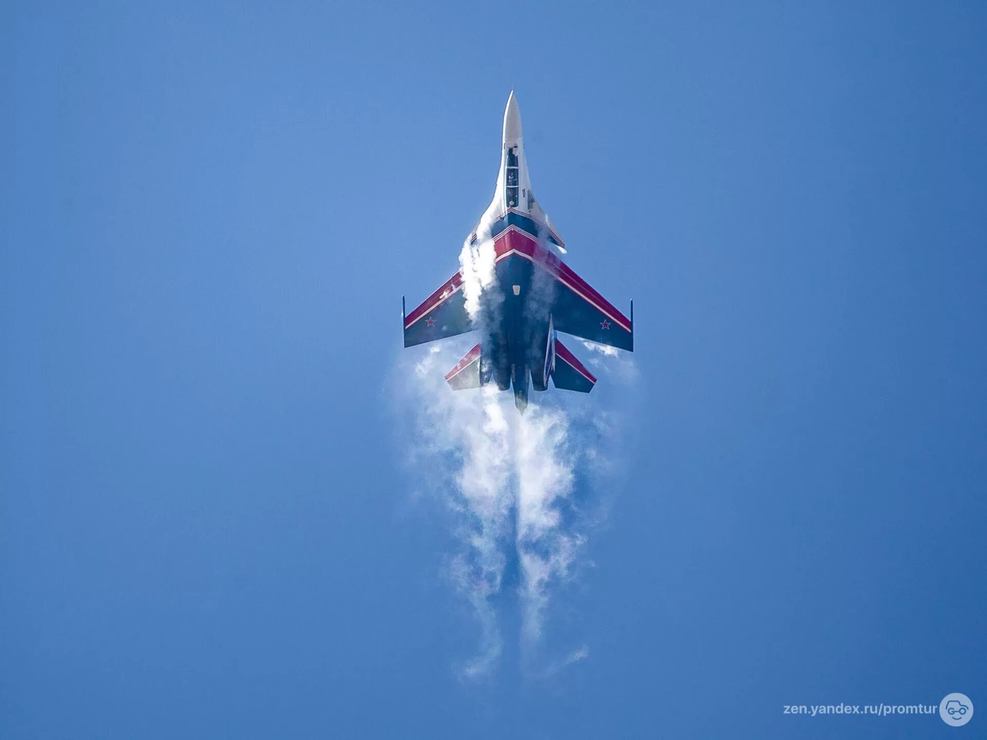 Полеты российских самолетов. Самолет Су-27 Пилотажной группы "русские Витязи. Миг-29 пилотажная группа русские Витязи. Су-30см Витязи. Истребитель Су-27 Витязь.