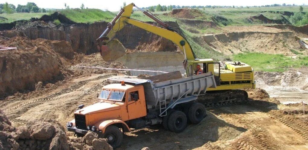 Добыча глины. Добыча глины в карьере. Самовольная застройка площадей залегания полезных ископаемых. Незаконная добыча недр.