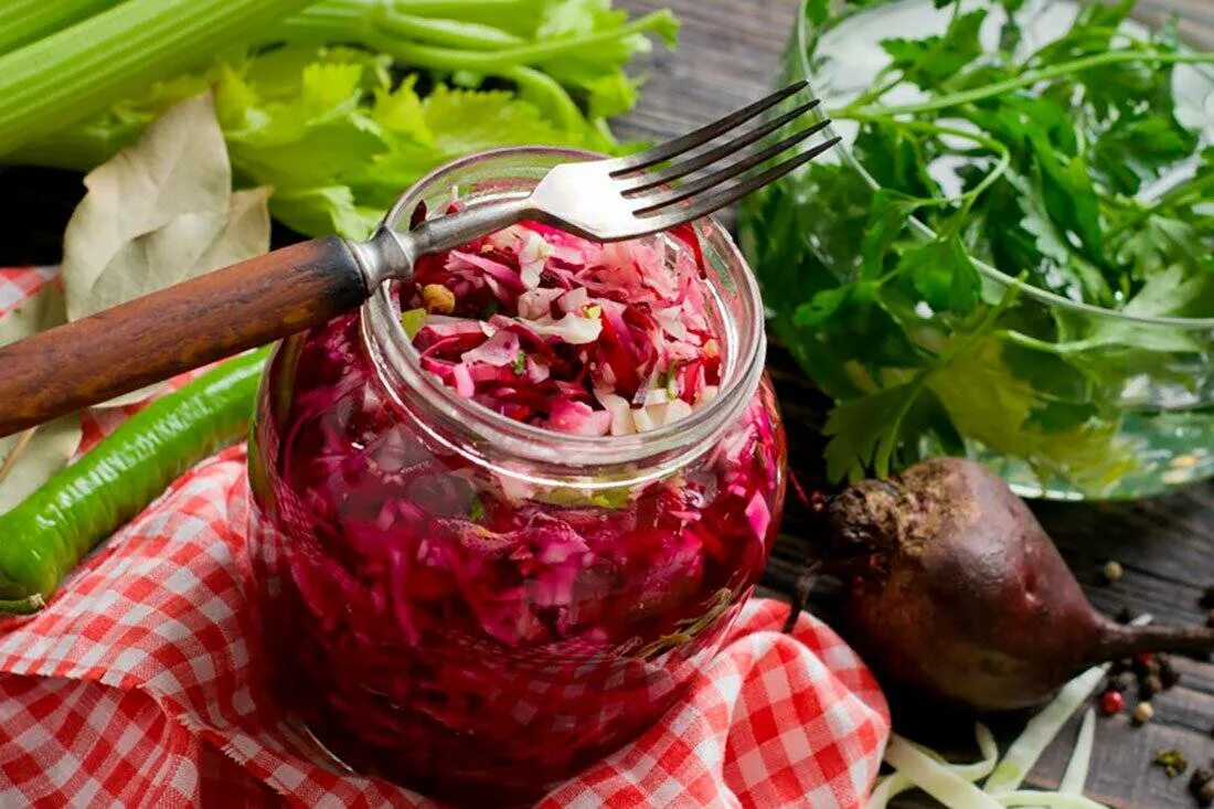 Капуста и морковь на зиму рецепты. Капуста со свеклой на зиму. красная квашеная капуста. квашеная капуста со свеклой. квашеная капуста со свеклой на зиму.