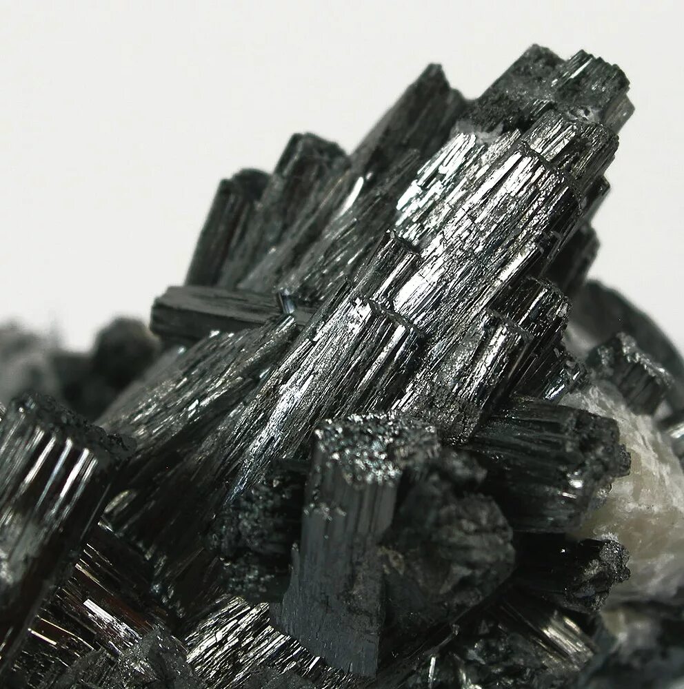 Манганит минерал. Бурая марганцевая руда манганит. Манганит-магния. Манганит в породе.