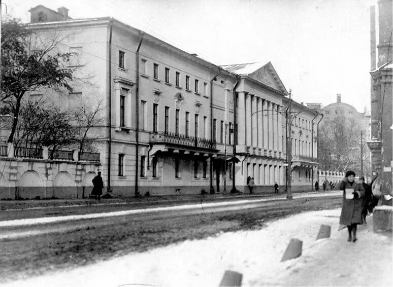 Академия пречистенка. Московская гимназия Поливанова. Гимназия Поливанова на Пречистенке. Пречистенка 32. Гимназия Поливанова на Пречистенке интерьер.