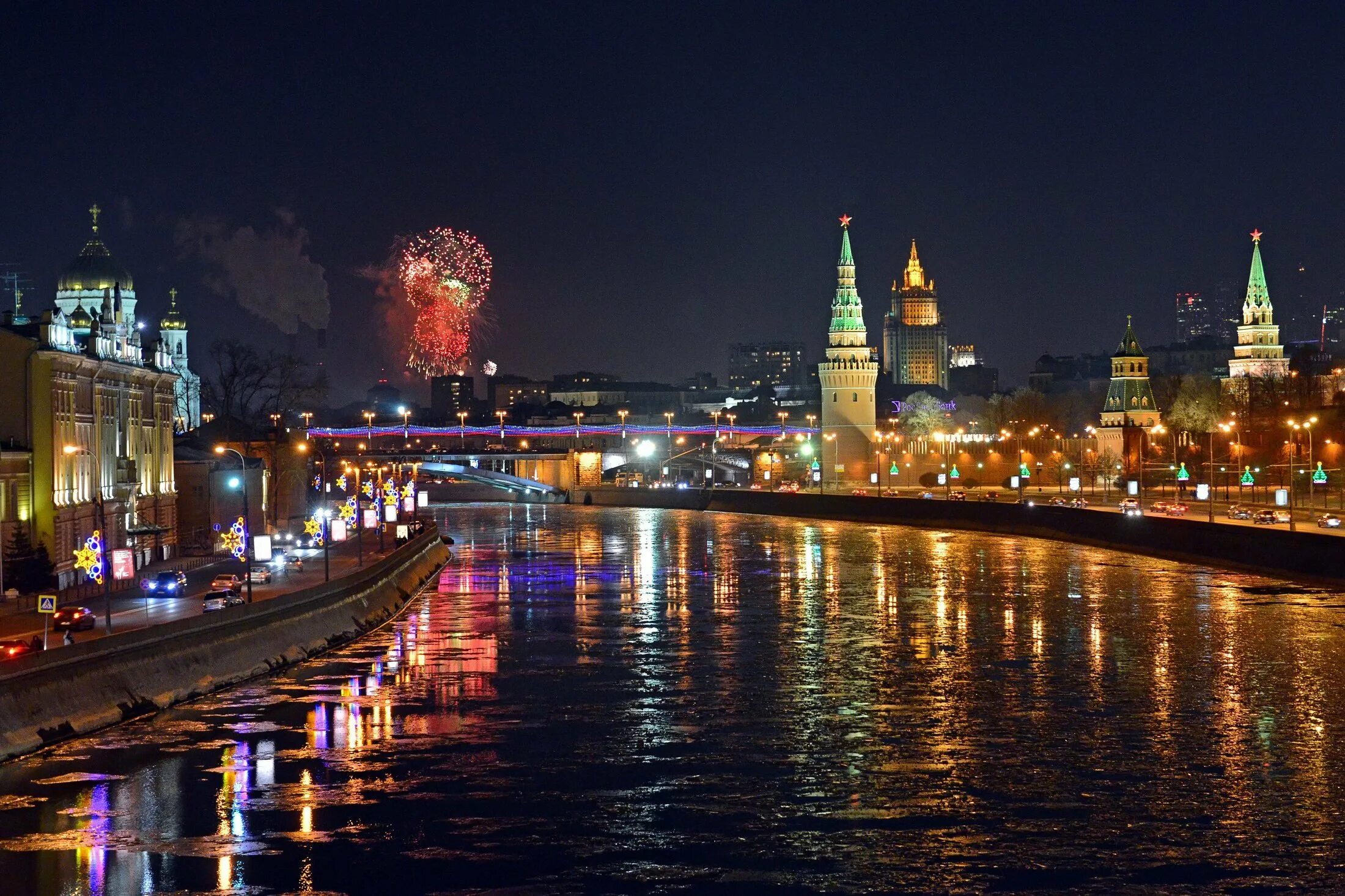 Когда будет вечер в москве. Салют Кремлевская набережная Москва. Москва река Кремль вечер ночь. Москва река Кремль. Река Москов в Москве.