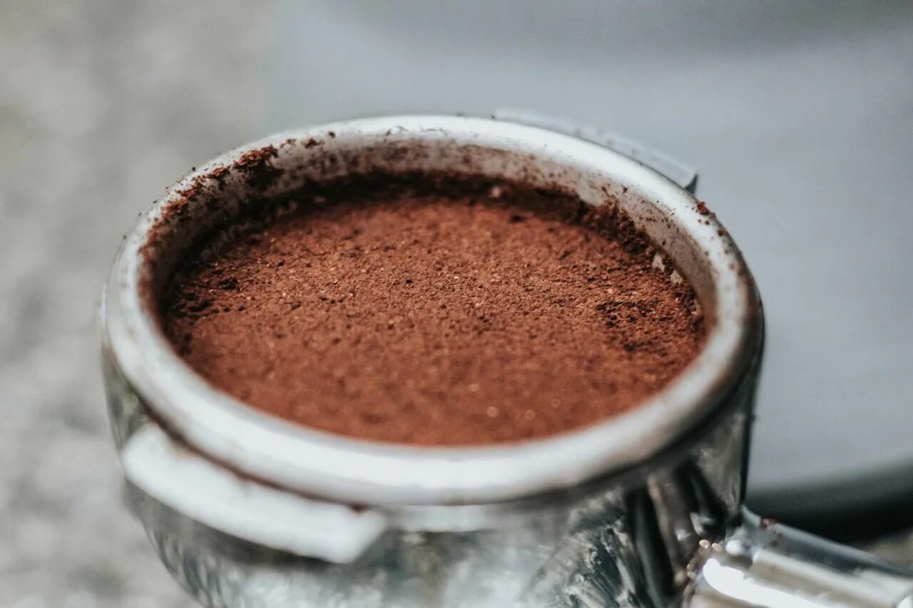 Как использовать молотый кофе. Чашка с меленым кофе. ground coffee. трещина на чашке эспрессо.