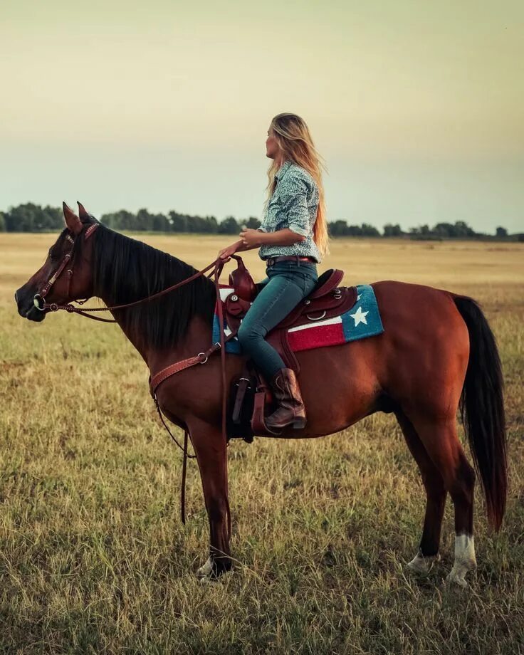 Redhead riding. Девушка на коне. Девочка верхом на лошади. Девушка с лошадью. Красивая девушка на лошади.