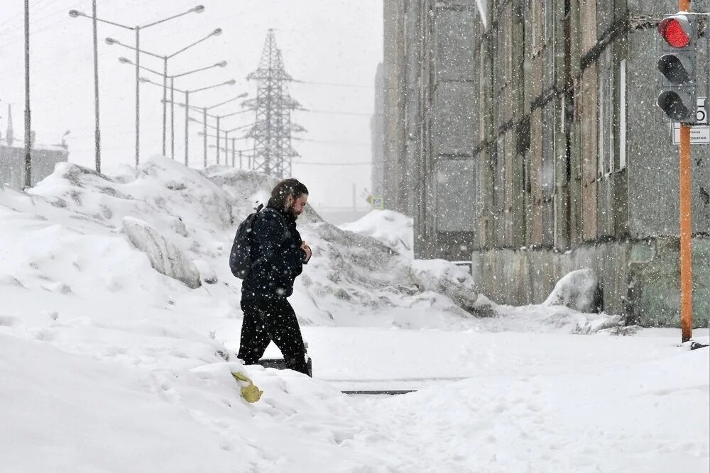 Где выпал снег в россии сегодня. Снегопад в городе. Снегопад летом. Снежные сугробы в городе. Много снега.