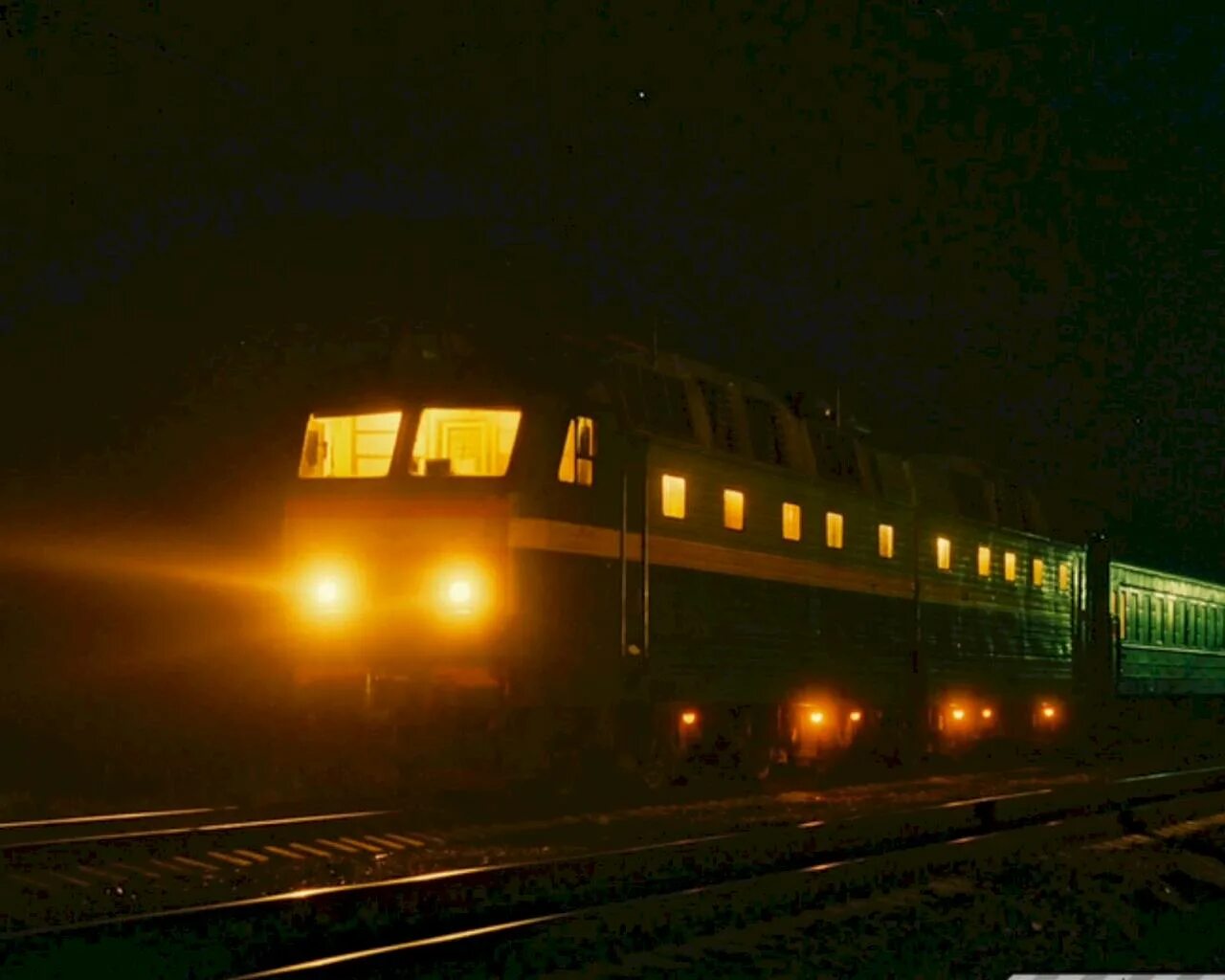 Поезд едет вечером. Ночной поезд. Поезд ночью. Пассажирский поезд ночью. Ночная электричка.