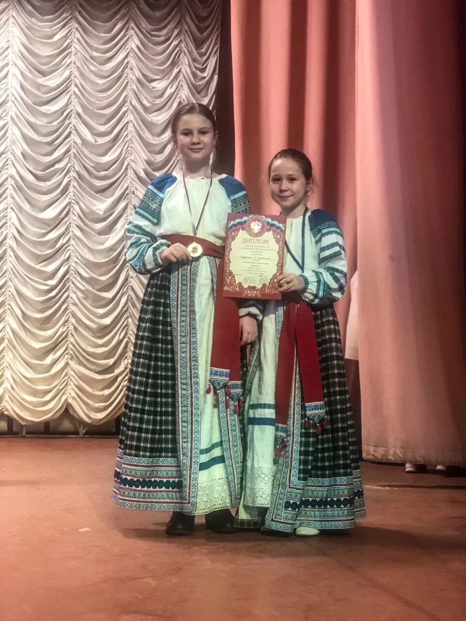 Музыкальный ансамбль жаворонок. Образцовый фольклорный ансамбль жаворонок. Донские зори конкурс. Детский фольклорный ансамбль жаворонок. Народный ансамбль жаворонки.