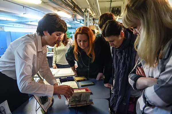 Очередь за цветами 8 марта. Там очередь. Очередь в посольство киргизии. Там очередь. Лично приходишь в банк мем.