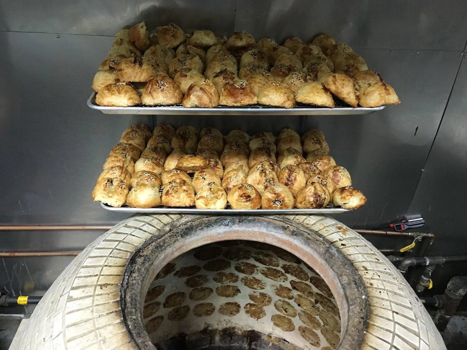 самаркандский тандыр. тандырная самса татарская. самса в тандыре. тандыр самса узбекская. тандырная самса в тандыре.