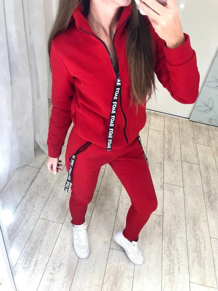 Спортивный костюм женский 2023 найк. Красный спортивный костюм с капюшоном мужской. Спортивный костюм женский на молнии с капюшоном. Толстовка на молнии с капюшоном. Спортивный костюм женский на молнии черный.