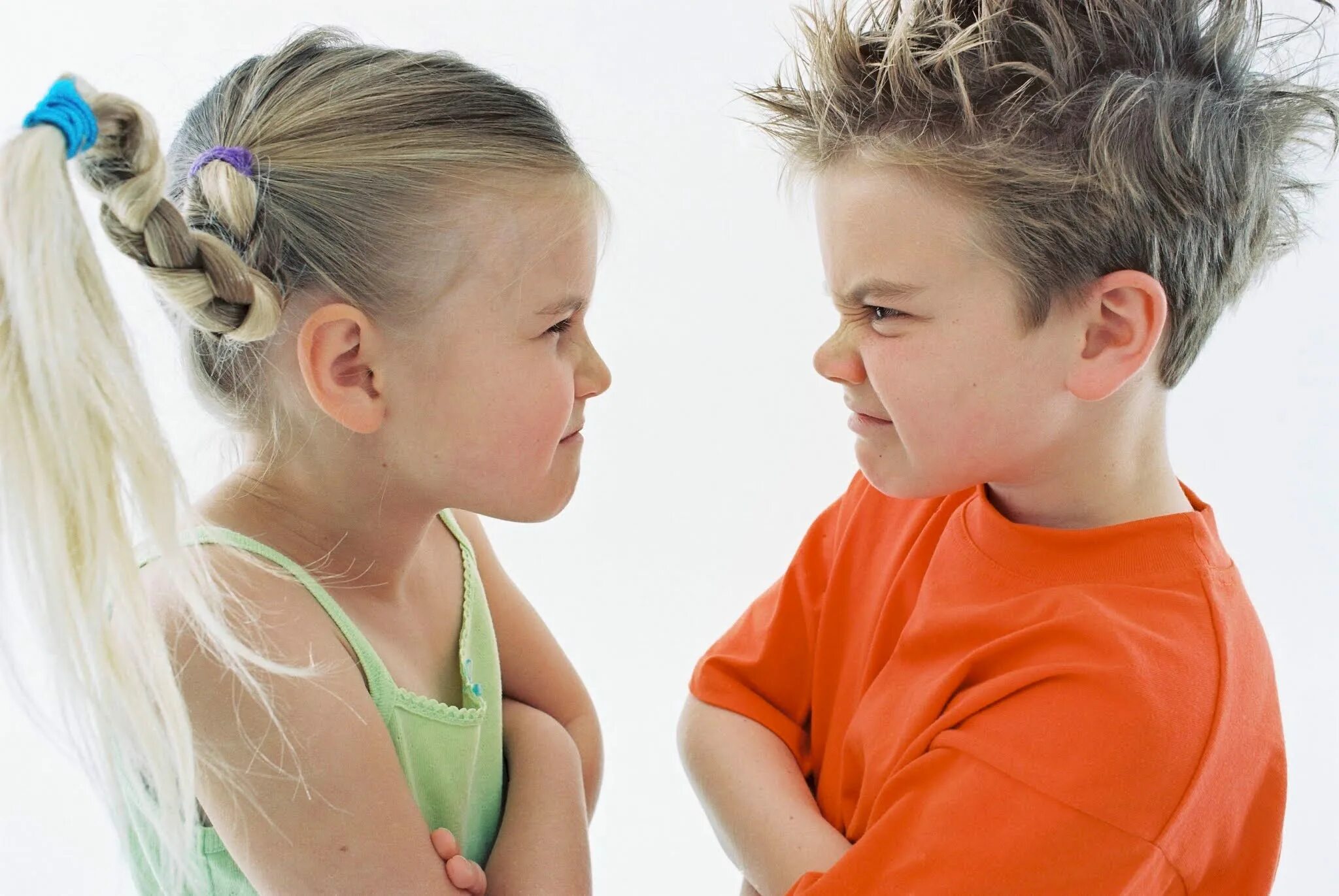 Поздно воспитывать. Агрессивный ребенок. Конфликт между детьми. Мальчик и девочка ссорятся. Ругают ребенка.