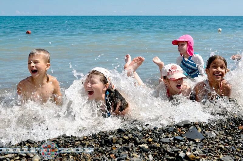 Дети купаются в море. Дети на море. Купание детей в лагере. Лето дети море.