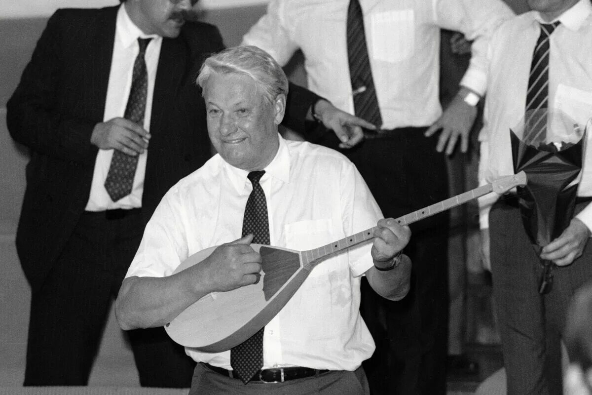 Ельцин дирижирует оркестром в германии