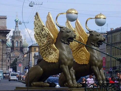 Петербург львы с крыльями. Грифоны с золотыми крыльями. Лев с крыльями Питер. Мост в Питере со львами с золотыми крыльями. Лев с крыльями кв Питере.