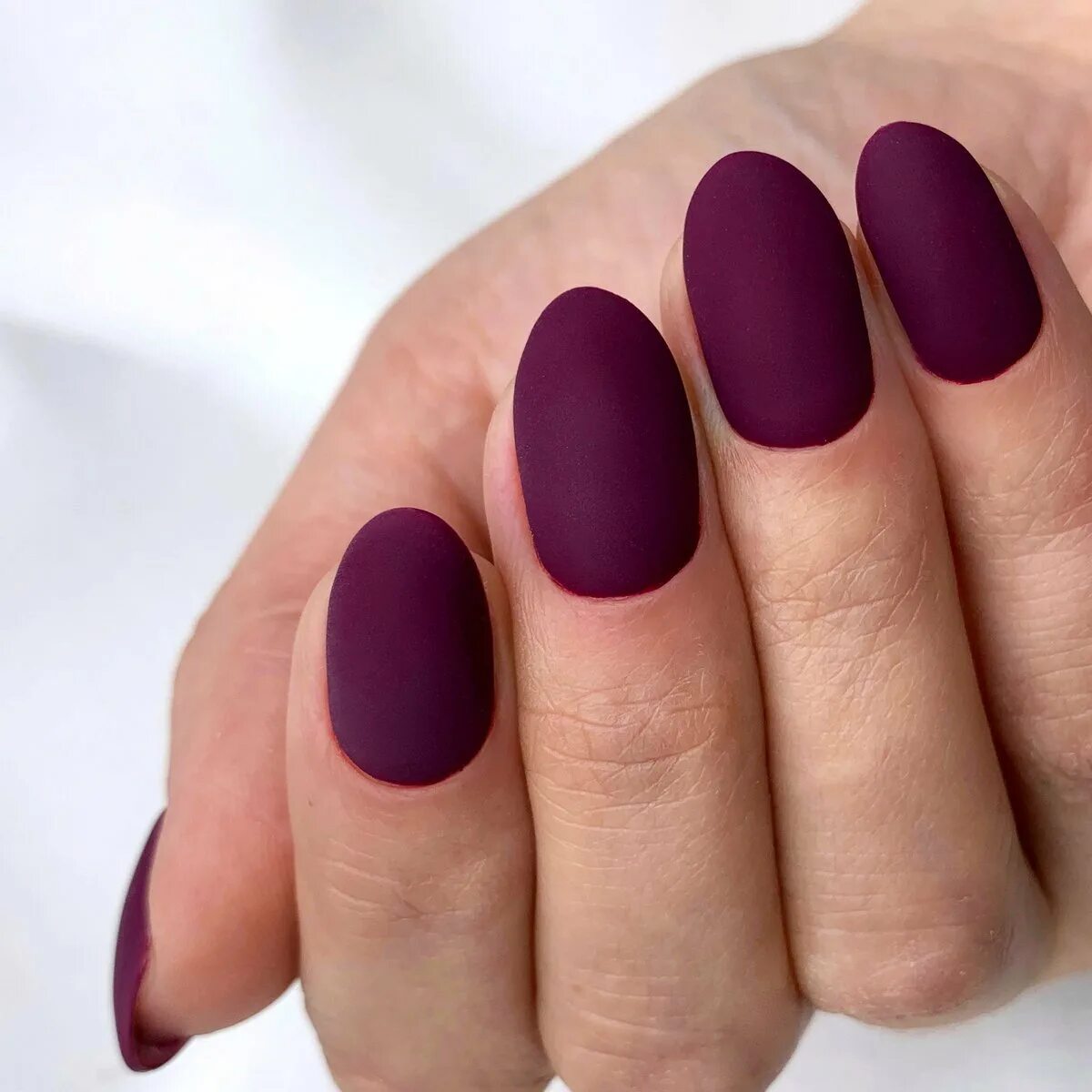 Матовый черный лак. Luxio 101 mystery. Маникюр однотонный матовый. Почему ногти матовые. Ногти однотонные.