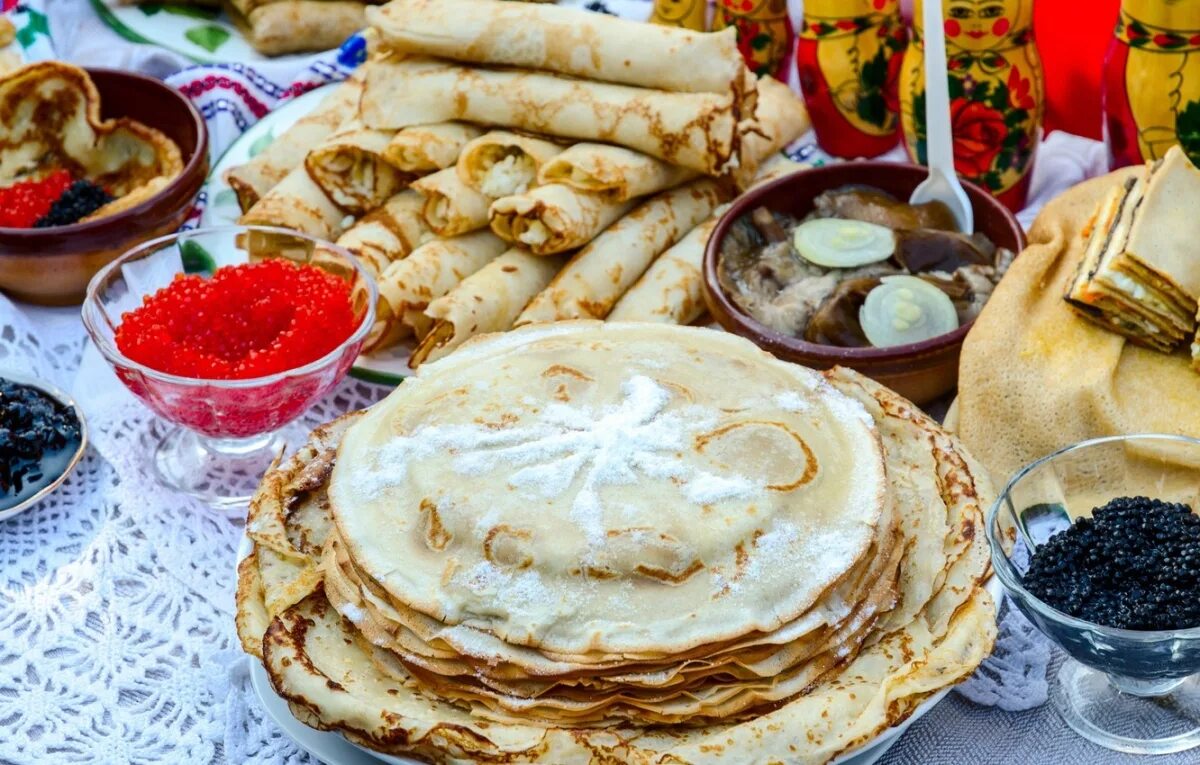 Стол с блинами на масленицу. Блины на столе. масленичный стол. стол на масленицу. блины масленичный стол.
