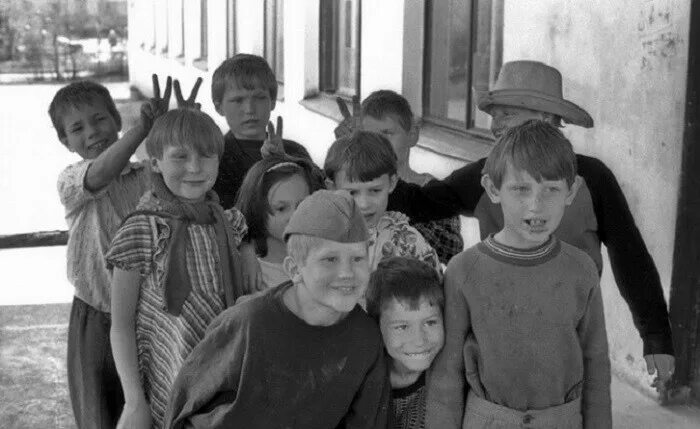 Детям 60-х 70-х 80-х посвящается. Детство ссср двор дети. Дети 80-х годов. Дворовые дети 80 х годов. Детство детей 80-х.