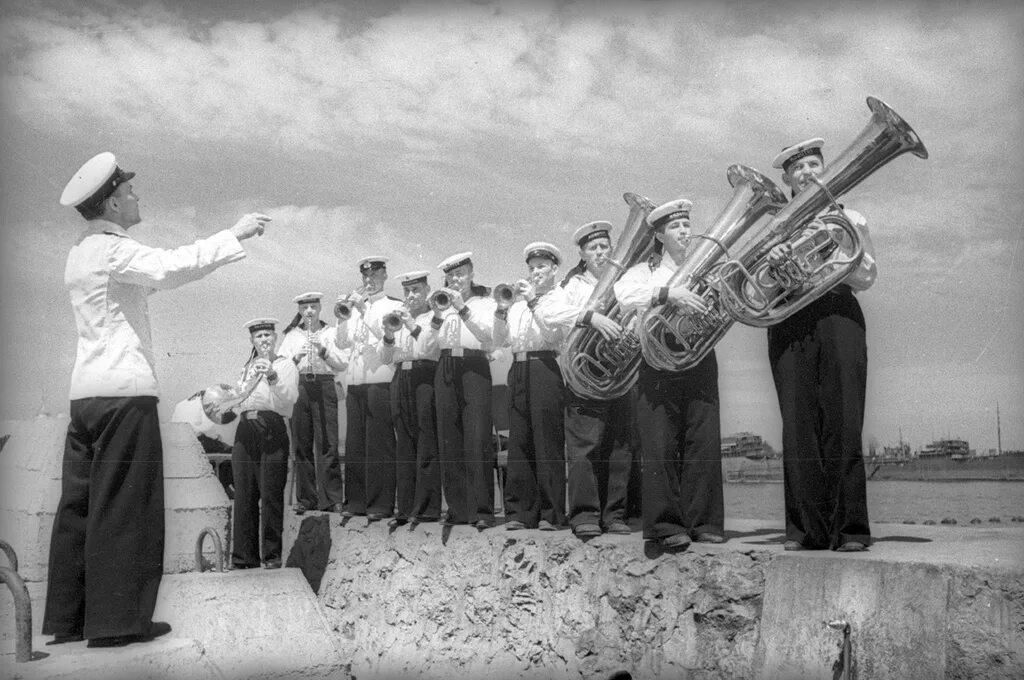 Оркестр во время войны. Военные оркестры в годы ВОВ 1941-1945. Военный духовой оркестр 1945. Советский духовой оркестр.
