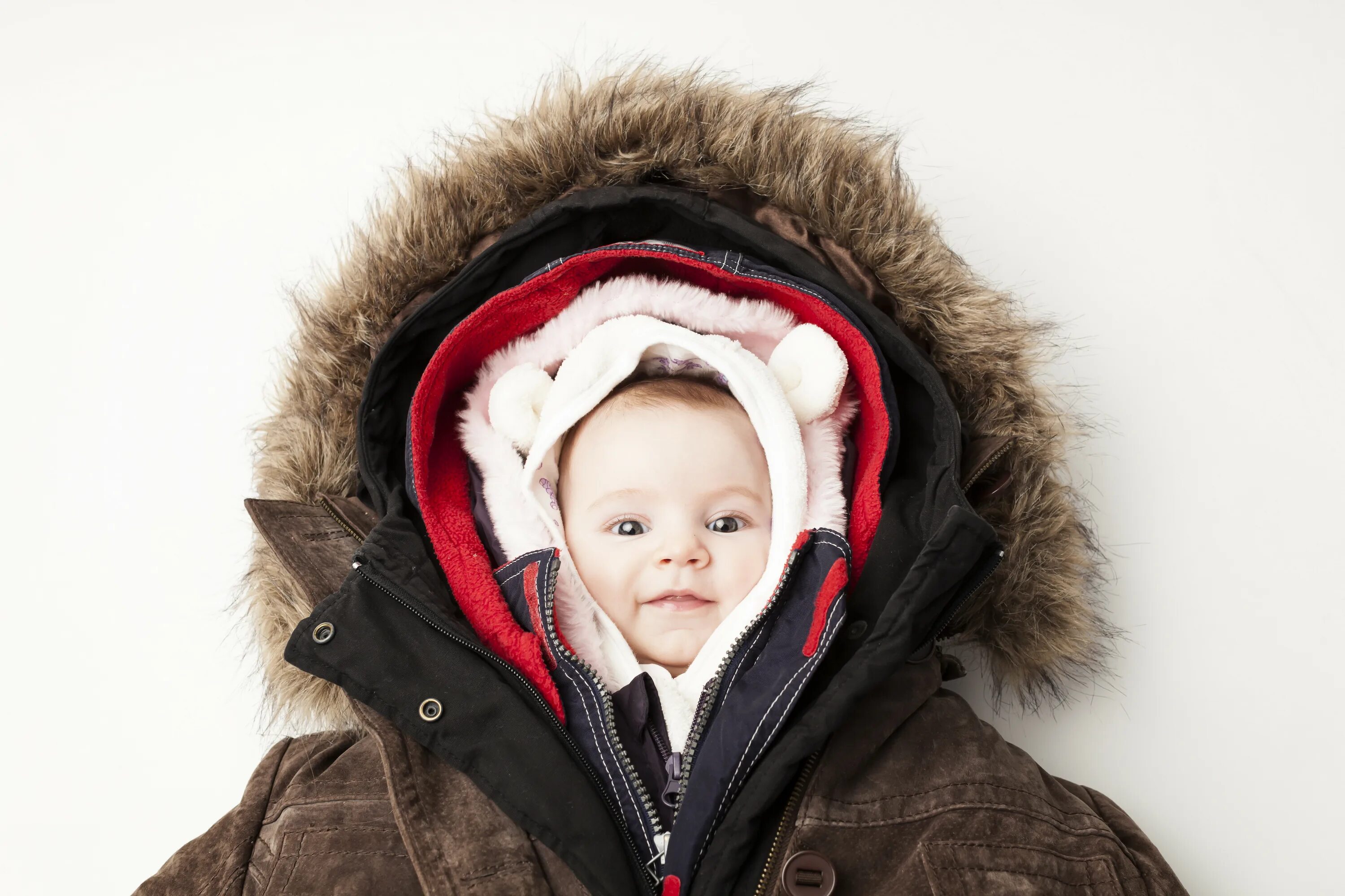Дети одевались потеплее. Укутанный ребенок. Закутанный ребенок зимой. Ребенок тепло одет. Укутанный ребенок зимой.