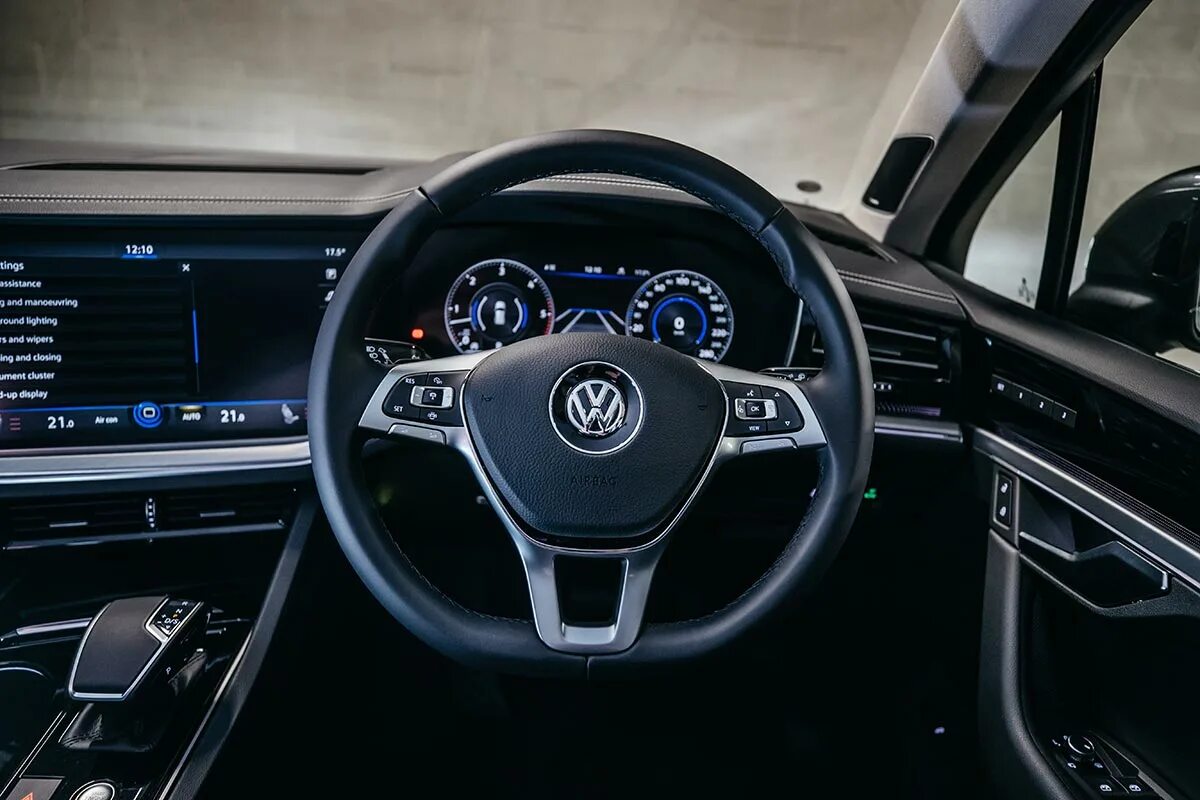 Торпеда 2020. Touareg 2020 салон. Туарег кокпит INNOVISION. INNOVISION Cockpit Volkswagen Touareg. Панель Туарег 2020.