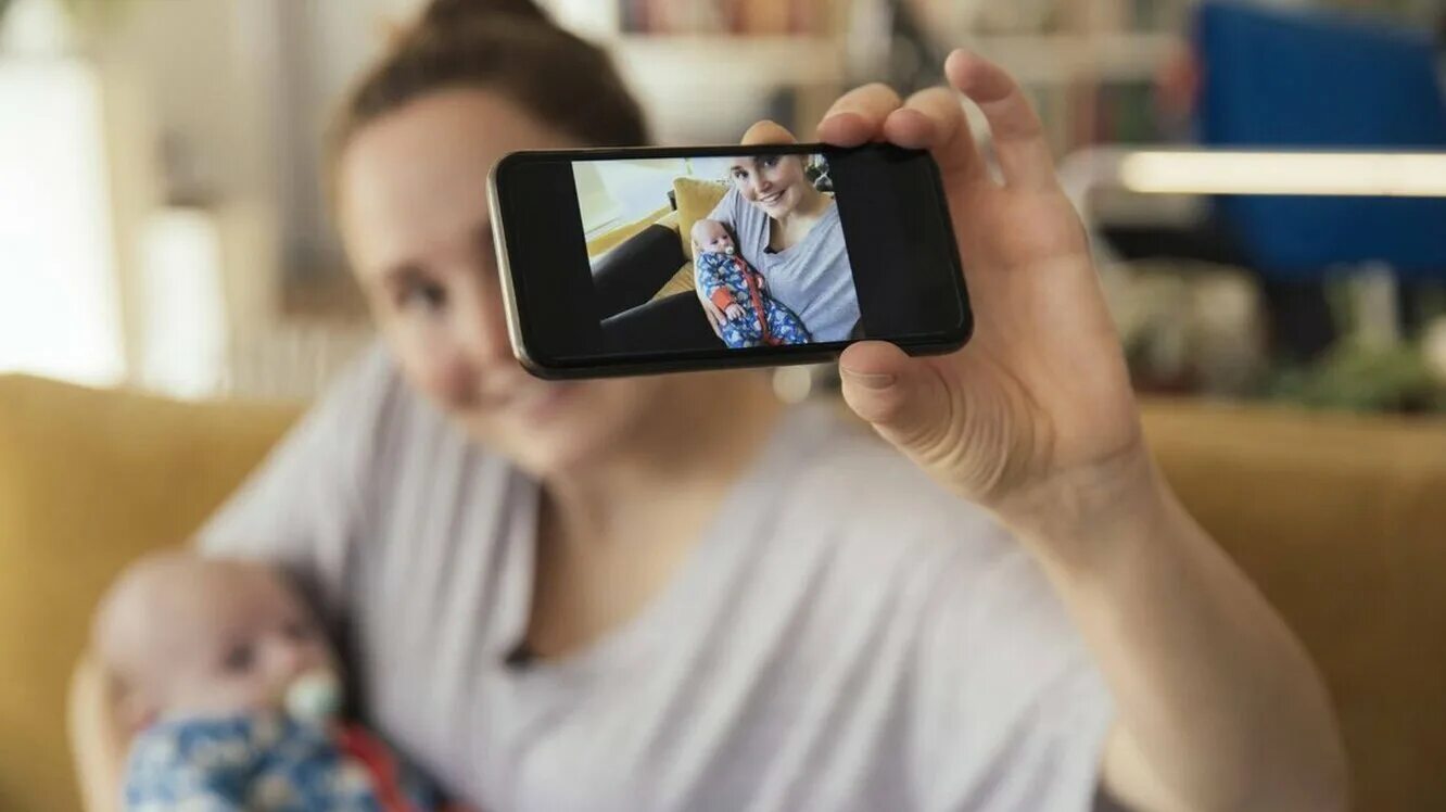 Родитель фотографирует ребенка. Ребенок фотографирует. Селфи с ребенком. Мама фоткает ребенка. Красивые селфи с детьми.