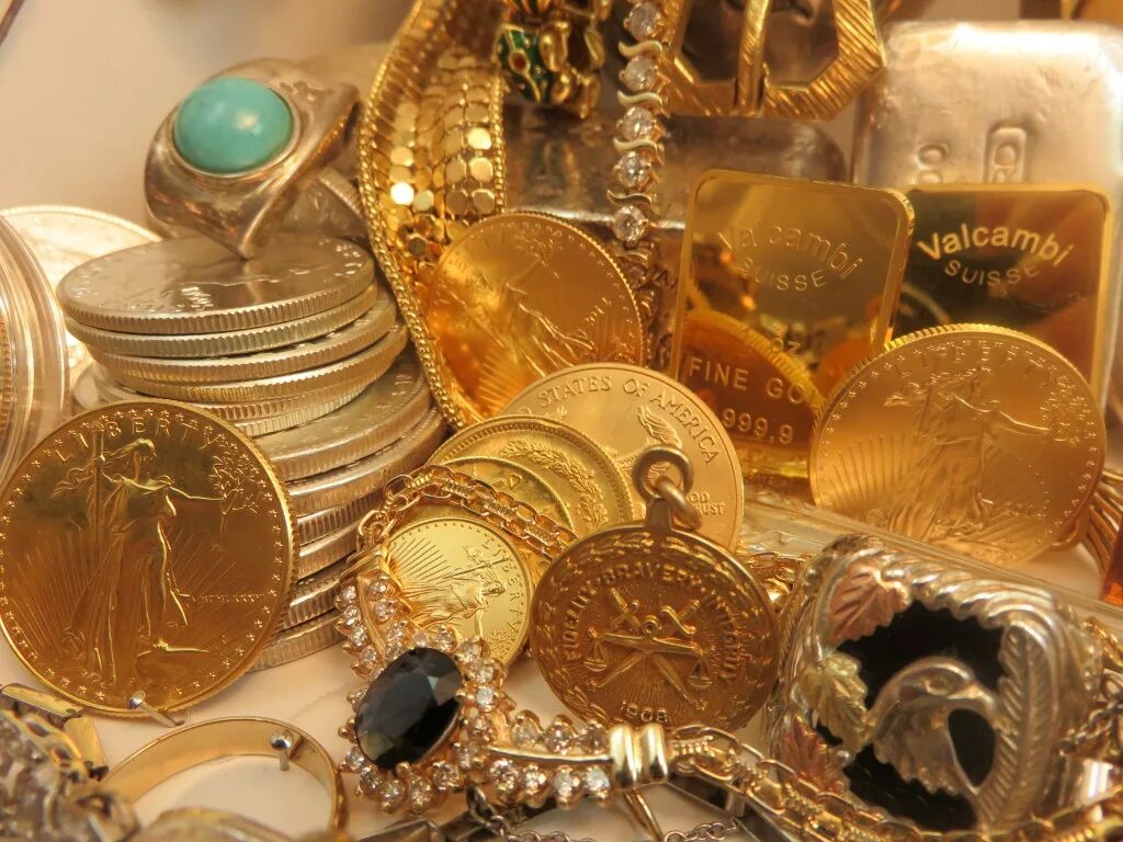 Роскошный дом. Золотые изделия. Дубай люксери. Золотые украшения. Роскошь и богатство люди.