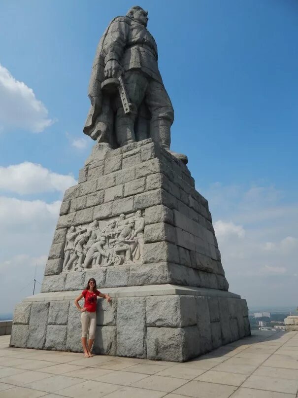 Алеша пороша. Памятник алёше в Болгарии. Алёша в поле пороша. Памятник Алеша пороша.