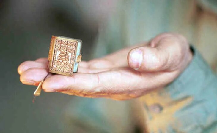 Самая маленькая книга. Старый Король Коул самая маленькая книга. Самая маленькая книга в мире. Самая маленькая книжка в мире.