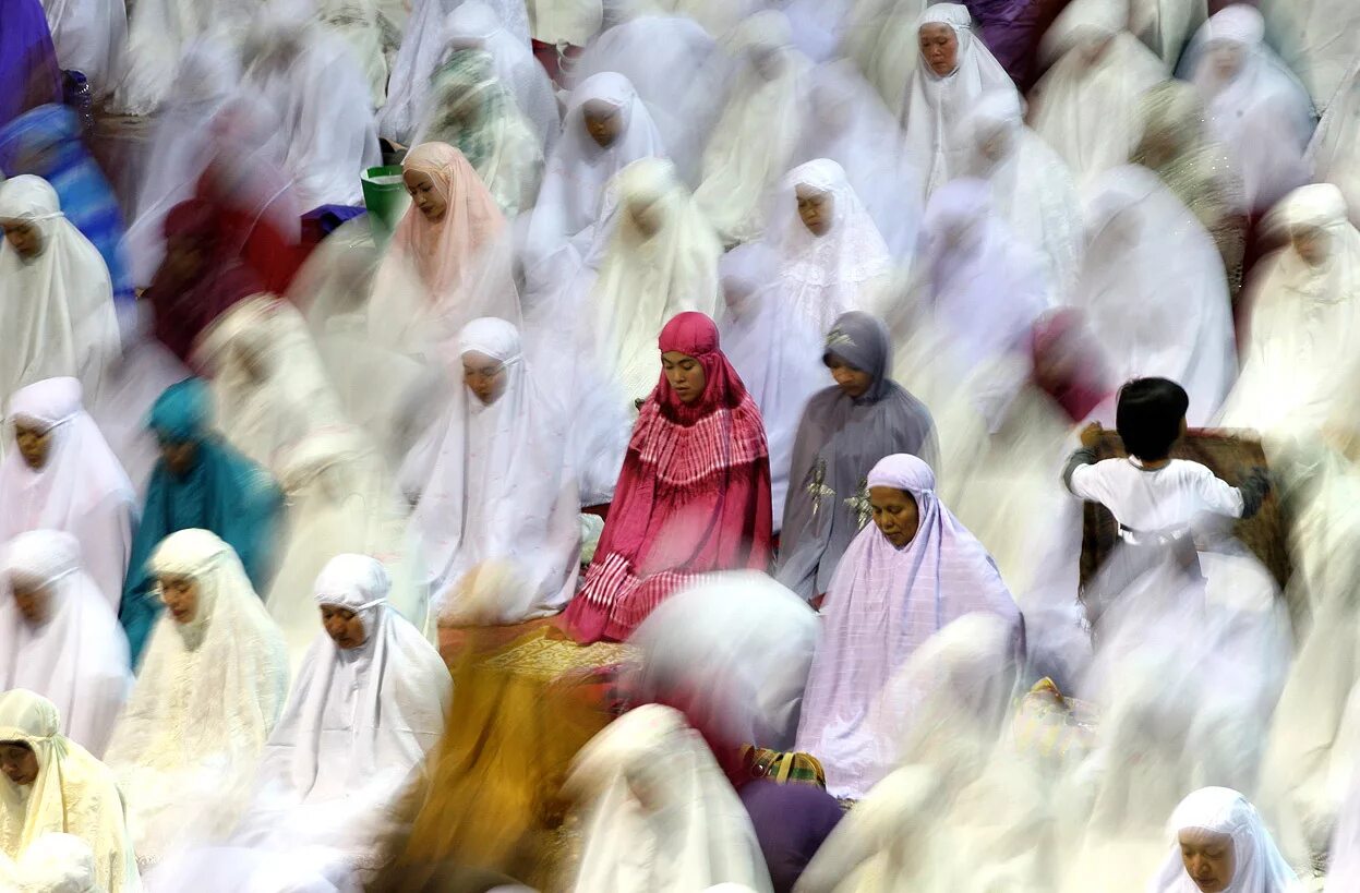 женщина мусульманка в пустыне. Sarra_art хиджабе. мусульманская семья в индии. мусульманка молится. Indian muslims.