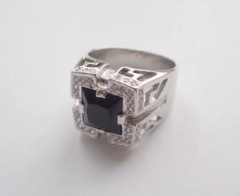 ювелир н. сахаров ювелирная мастерская. ювелир н. кольца с бриллиантами известных итальянских брендов. ленина 26 ювелирная мастерская.