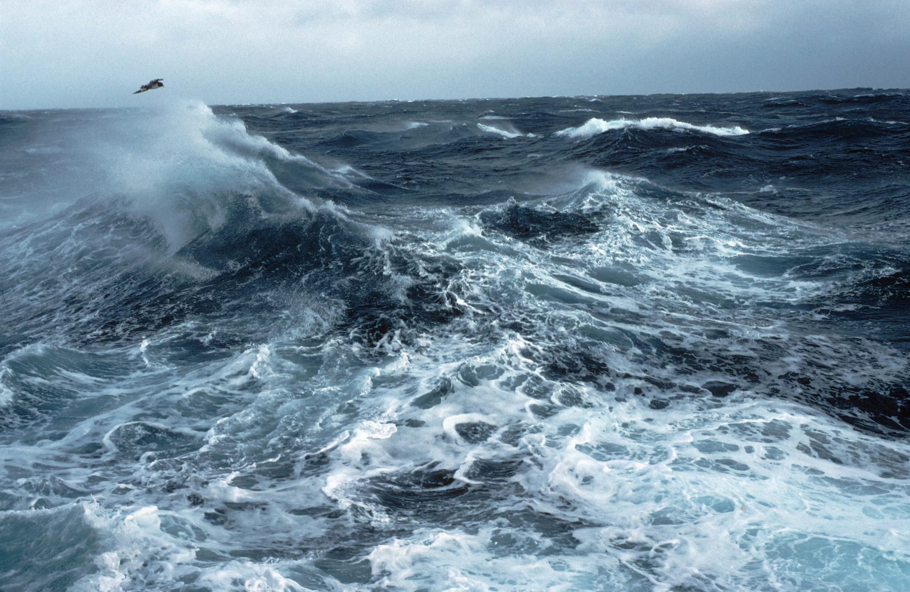 Море в открытом океане. Тихий океан шторм. Охотское море шторм. Атлантический океан шторм. Берингово море шторм.