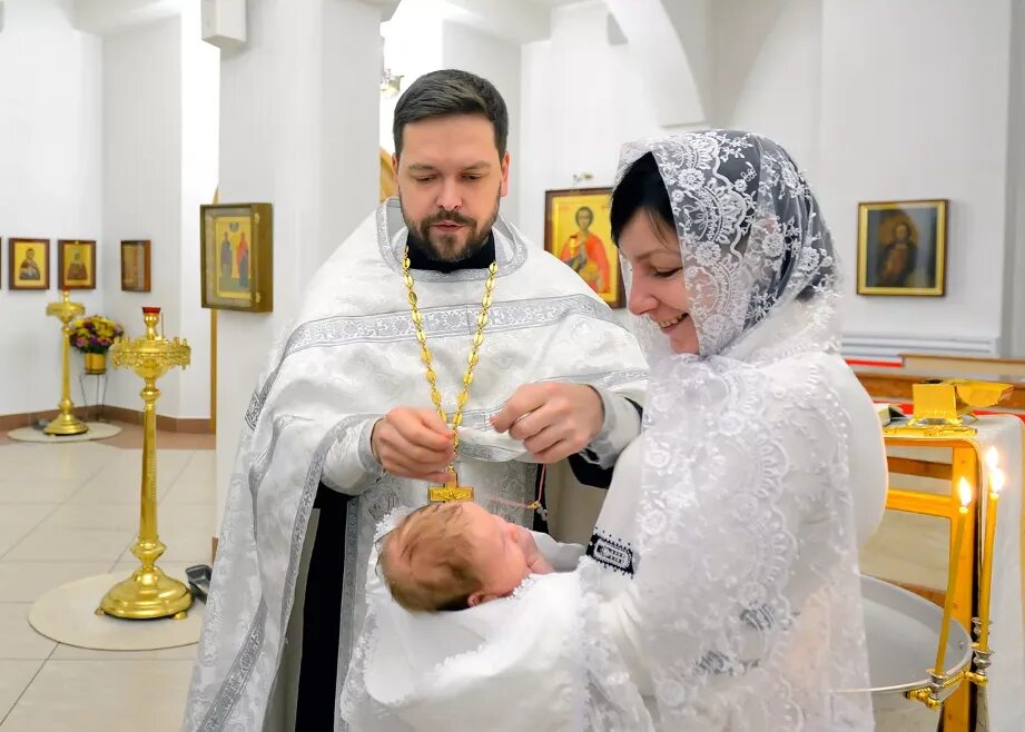 Крещение ребенка. Крещение детей в церкви. Люди на крестинах. Крещение детей в церкви. Крещение младенца.