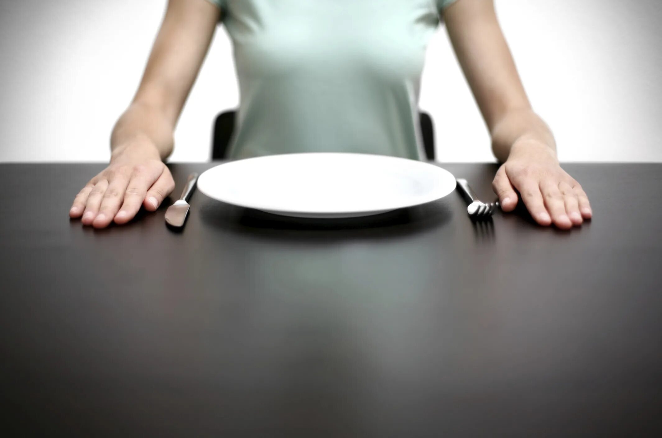 Голодание. Девушка с тарелкой. Пустая тарелка. Целебное голодание. Стол голод
