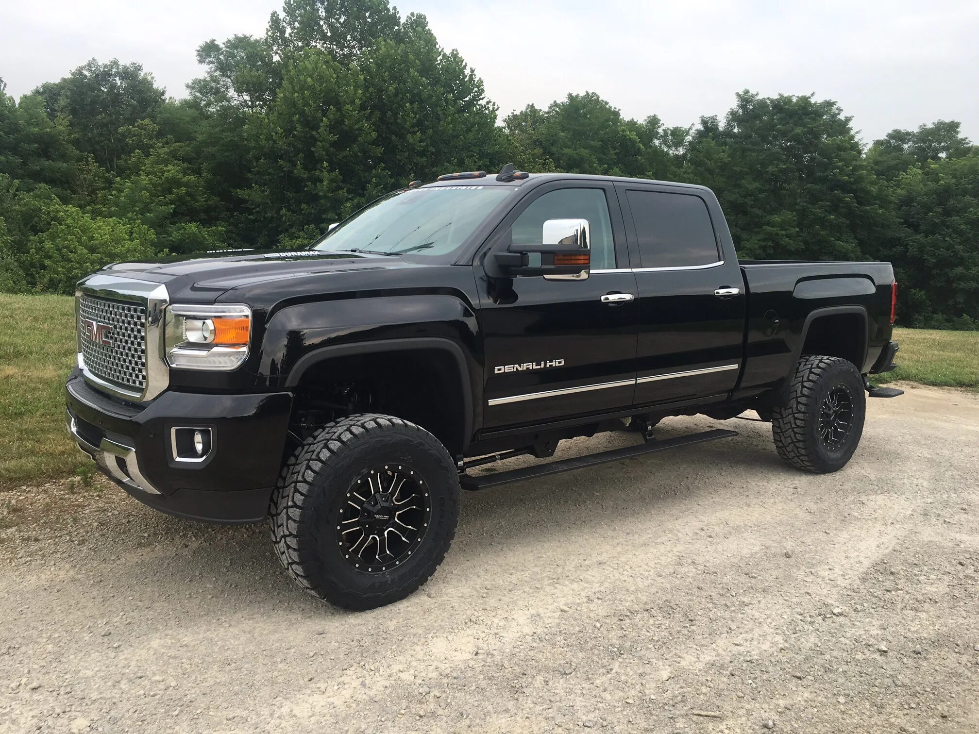 Qmc ru. GMC Sierra Denali 2500. GMC Sierra Denali 2500 пикап. GMC Sierra 2022 Denali Tuning. GMC Denali Pickup Lift.