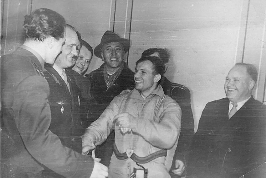 Как приземлился гагарин после первого полета. Первые снимки Гагарина после приземления. Приземление Гагарина 1961.