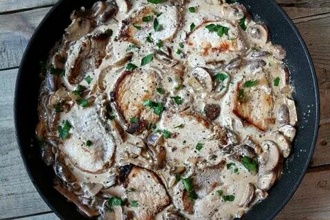 Свинина с грибами и сыром на сковороде