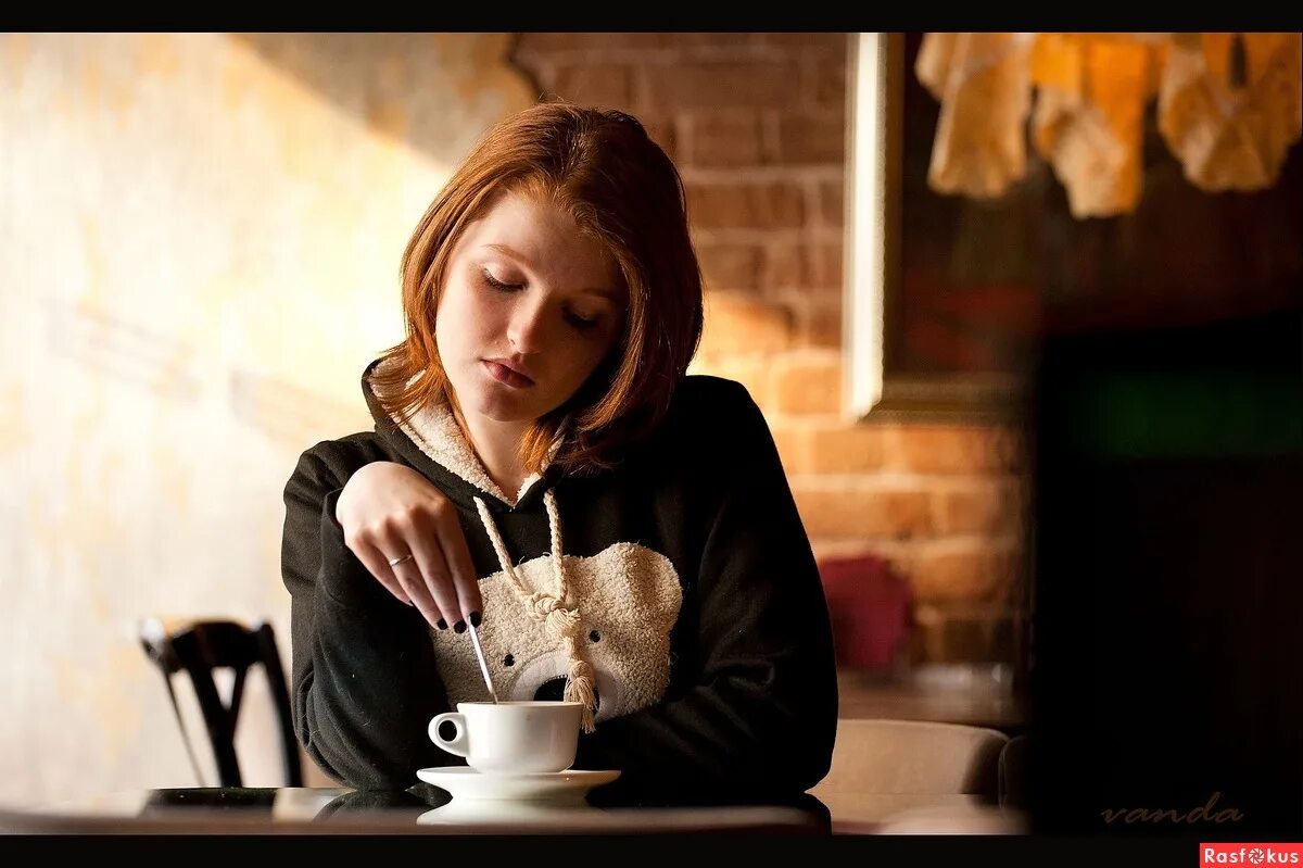 Девушка в задумчивости. Женщина думает. Ольга вдовина бийск. Девушка в раздумьях. Задумчивая женщина.