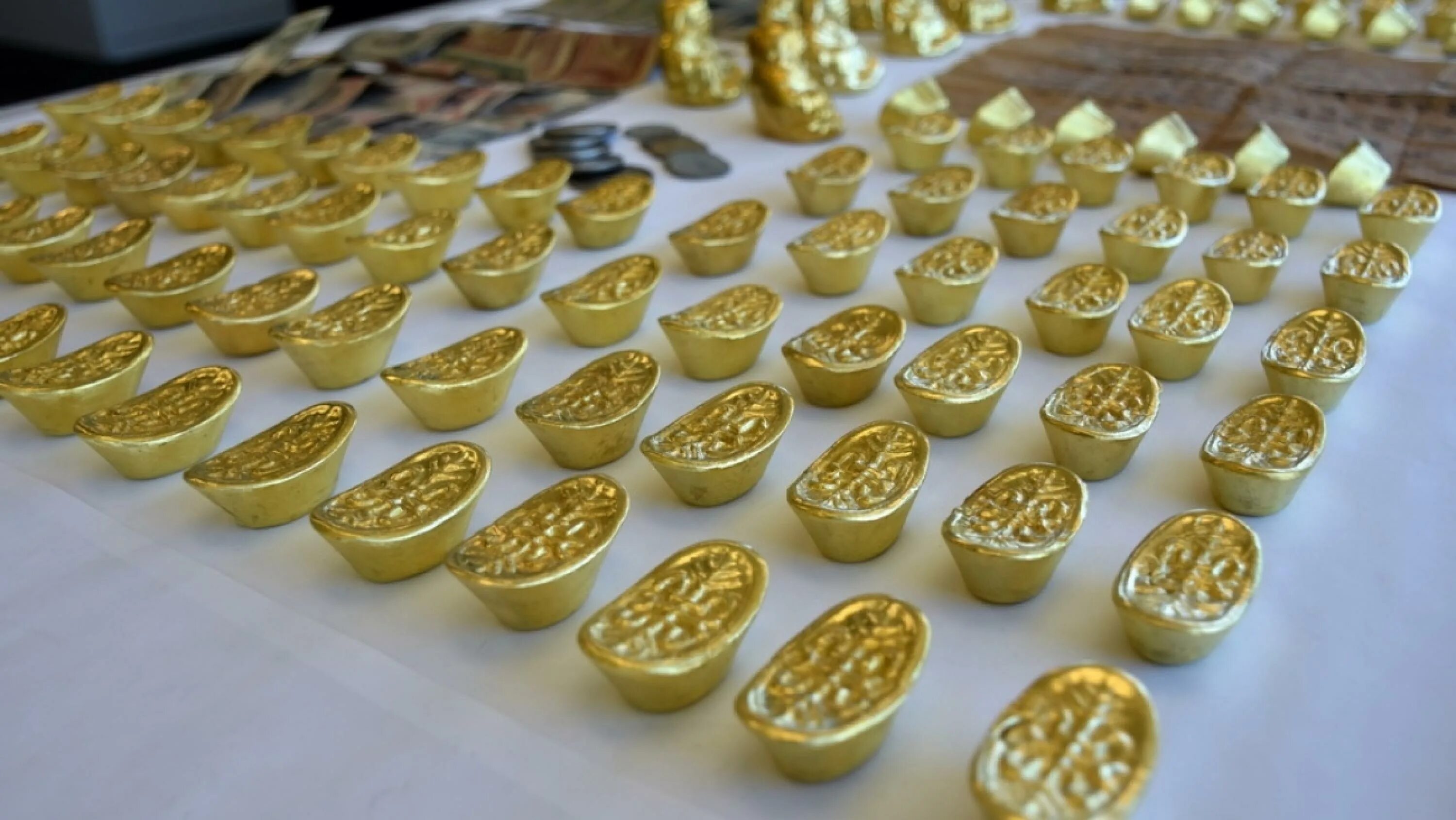 поставь золото дома. золотой домик. золотой дворец шейха. дубай дворец золото. золотой отель дворец в дубае.