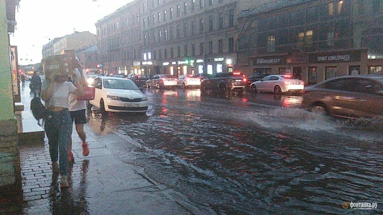 Дождь переехал. Ураган в Санкт-Петербурге 18 июня 2020. Ливень в СПБ 18 июня 2020. Ливень в Питере. Наводнение в Санкт-Петербурге.