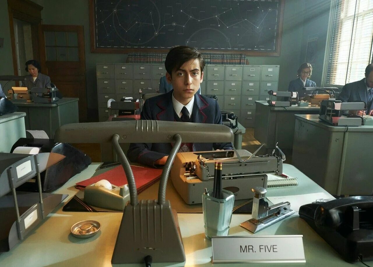 The extras academy. The extras academy. Академия амбрелла 3 сезон актеры. The extras academy. The extras academy.