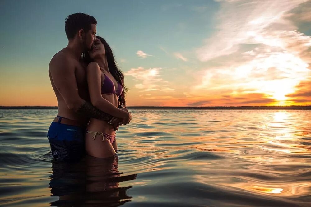 Море меня целует песня. Парень с девушкой на море. Страсть на море. Поцелуй на берегу моря. Поцелуй.