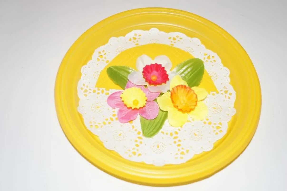Тарелка для мамы. Украсить тарелочку для мамы. Поделка для мамы на тарелочке. Аппликация для мамы на тарелке. Цветная тарелка для мамы.