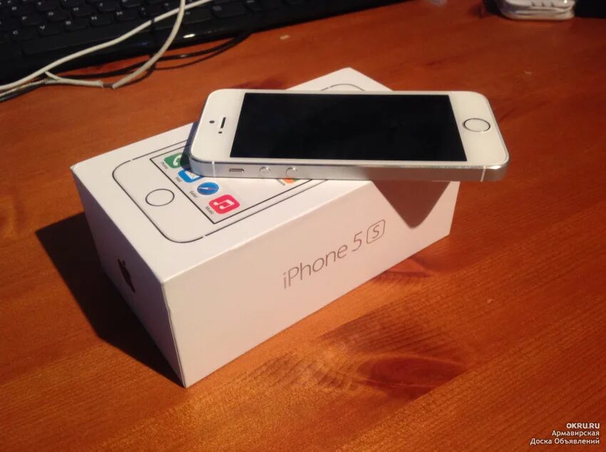 Айфон северск. Айфон 5 на столе. iphone 5s белый. iphone 5s белый фото. iphone 13 коробка фото.