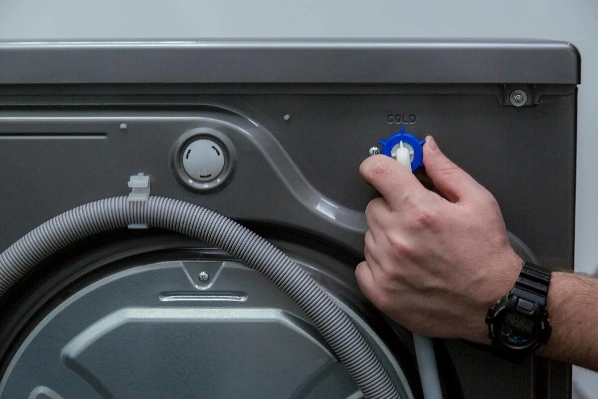 Почему в машинку не поступает вода. Шланг аварийного слива воды в стиральной машине самсунг. Клапан слива воды стиральная машина Beko. Фильтр для наливного шланга стиральной машины. Шланг подачи воды для стиральной машины.