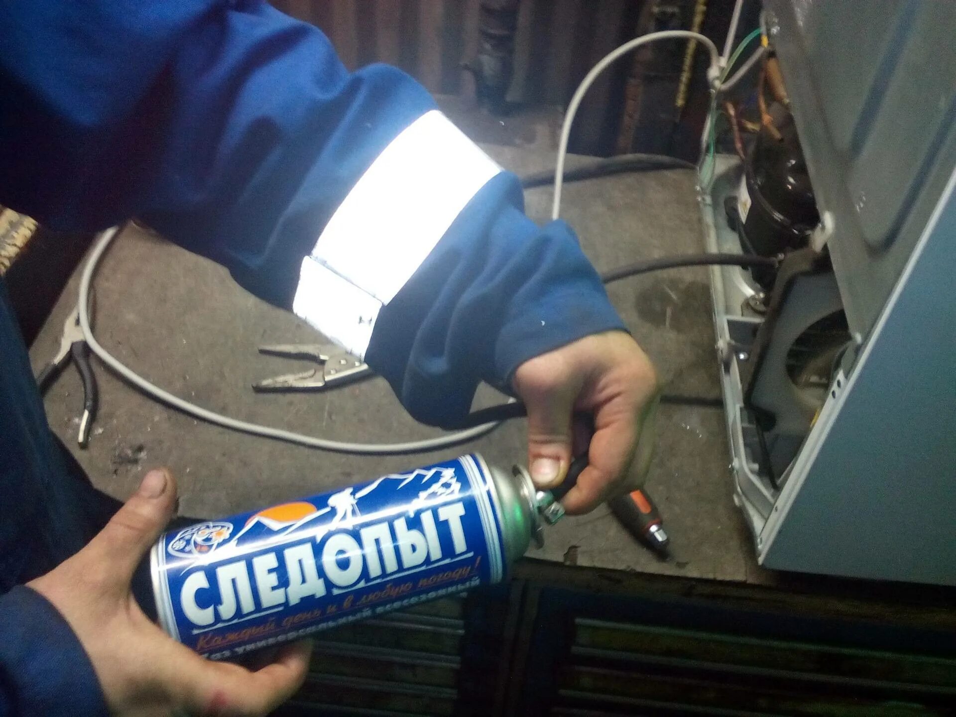 Газ для заправки холодильников. Заправить горелку газом. Горелка для газового холодильника. Баллончик для пайки холодильных компрессоров. Заправка морозильной камеры фреоном r404a.
