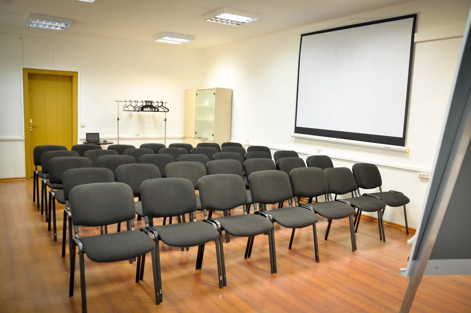 Современный общественный интерьер. Интерьер холла общественного здания. Актовый зал для тренингов. Отделка офиса. Кабинет транспортной компании.