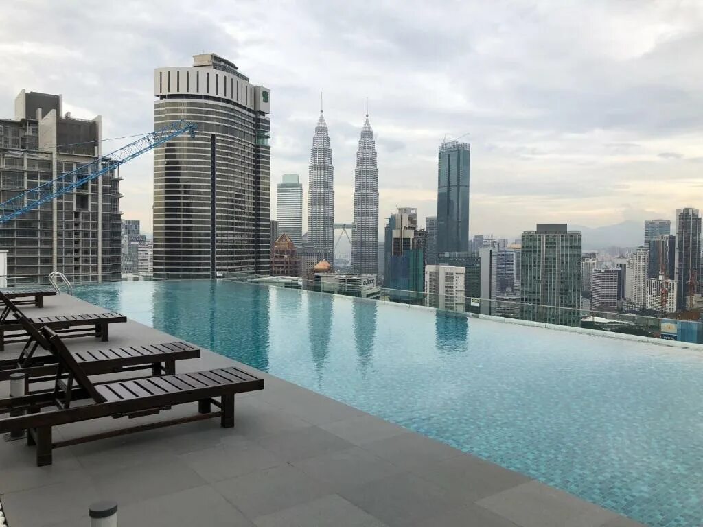 Infinity pool куала лумпур. Куала лумпур отель с бассейном. Отели куала лумпур с бассейном. Куала лумпур бассейн на крыше. Куала лумпур отель с бассейном на крыше.
