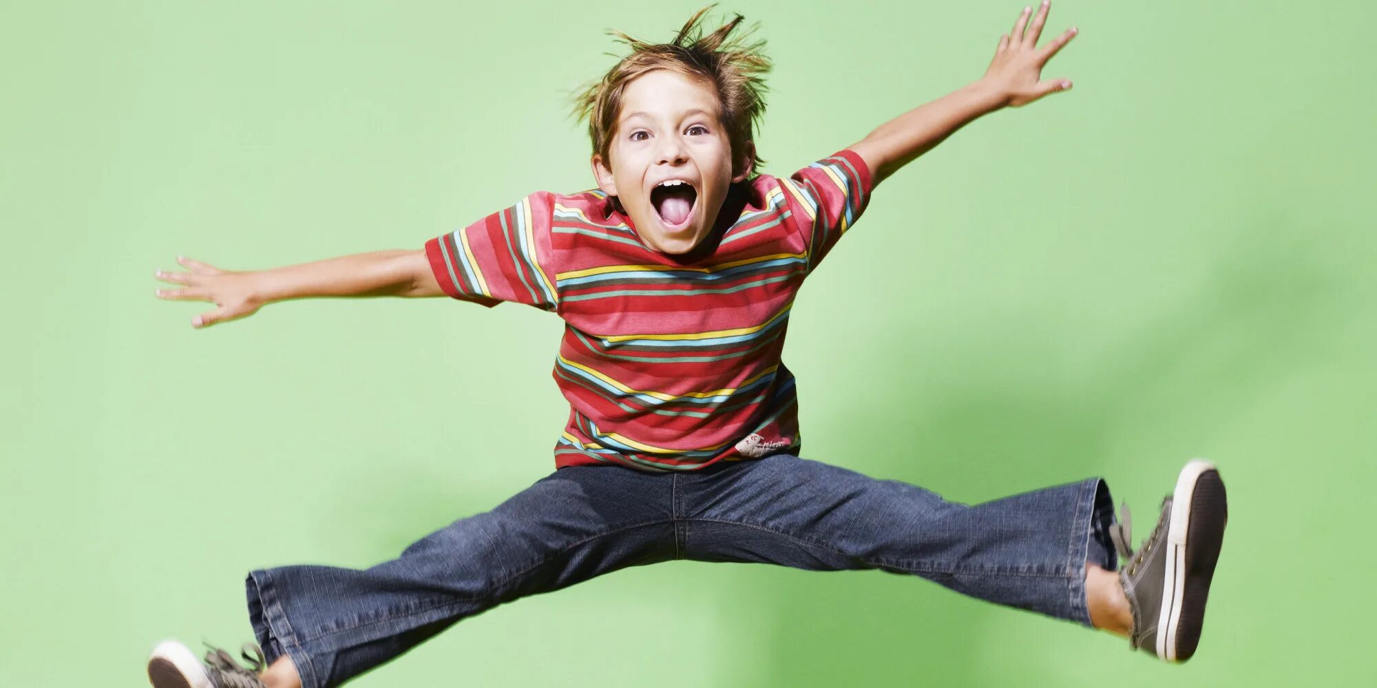 Сдвг ребенку 6 лет. Радостный мальчик. Дети прыгают. Гиперактивный ребенок. Радостные дети.