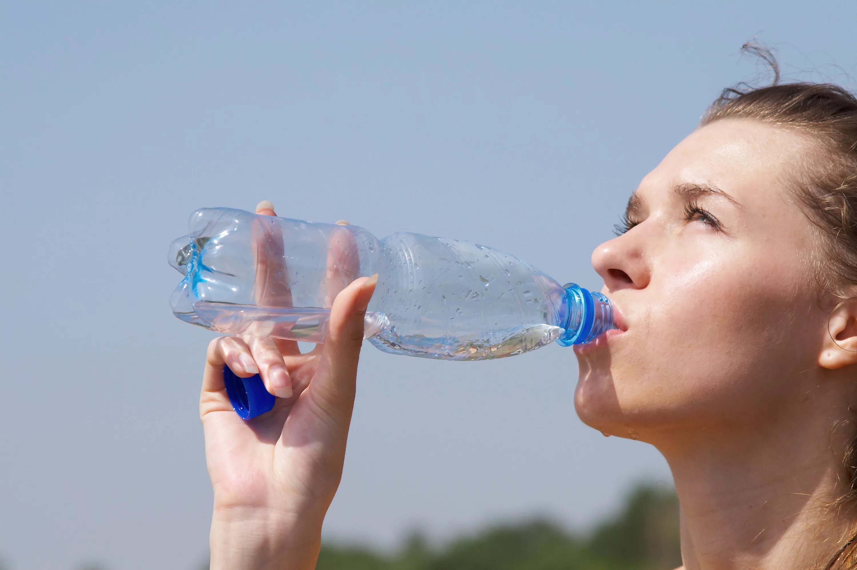 Почему в жару пьют. Питье воды. Жажда воды. Жажда в жару. Девушка пьет воду в жару.