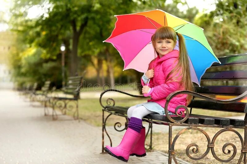 Зонтик сидит. Девочка сидит на скамейке с зонтом. Девушка сидящая на скамейке с зонтом. Девушка с зонтиком сидит на лавочке. Счастье под зонтиком сидя на лавочке.